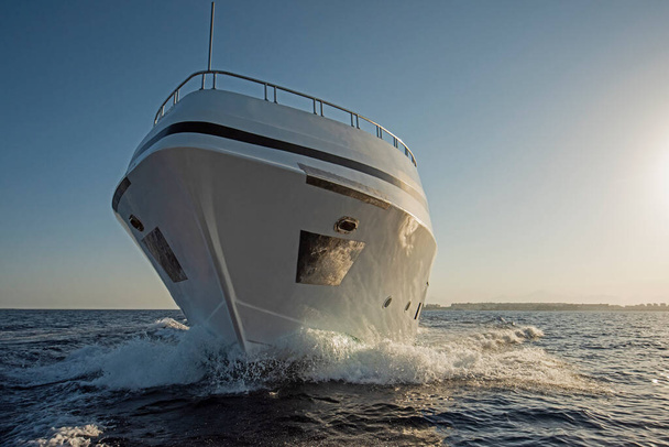 Un yacht à moteur privé de luxe en cours sur la mer tropicale avec une vague d'arc - Photo, image