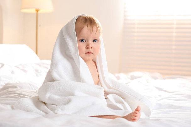 Cute little baby with soft towel on bed after bath - Foto, Imagem