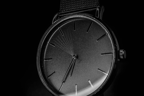 detalhe de um relógio completamente preto e moderno - Foto, Imagem