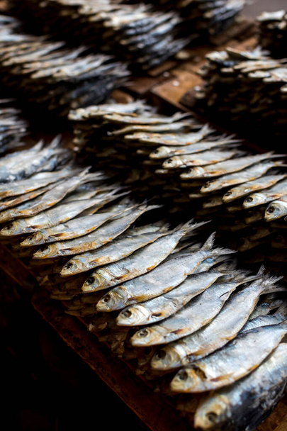 Pescado seco de arenque o tuyo a la venta en una tienda local de pescado seco en Divisoria, Manila, Filipinas. Método de secado de la conservación de alimentos. - Foto, Imagen