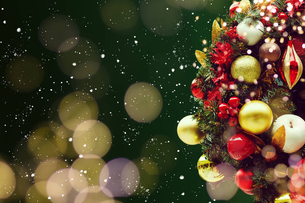 Gros plan de décorations de sapin de Noël, arbre de Noël et décorations fond de Noël - Photo, image