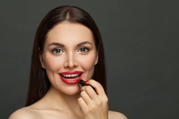 Moda ritratto di bellezza del viso bella donna modello con labbra lucide rosse e rossetto su sfondo nero - Foto, immagini