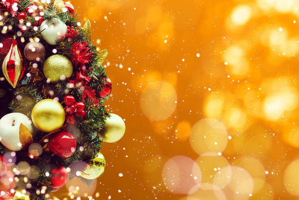 Primer plano de las decoraciones del árbol de Navidad, árbol de Navidad y decoraciones fondo de Navidad - Foto, Imagen