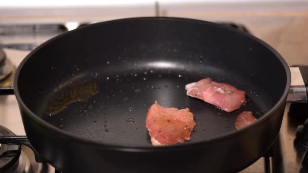 Schweinefleischstücke Fleisch in Pfanne braten. - Filmmaterial, Video
