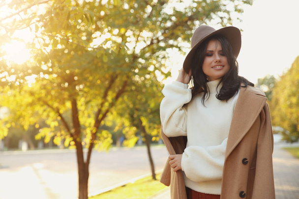 Beautiful young woman wearing stylish clothes in autumn park - Foto, Imagem