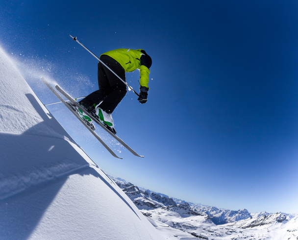 Esquiador en altas montañas
 - Foto, Imagen