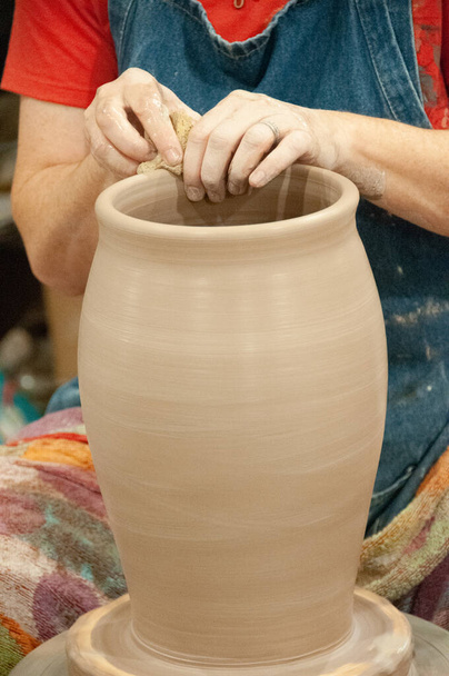 Potter trabajando en un jarrón grande - Foto, Imagen