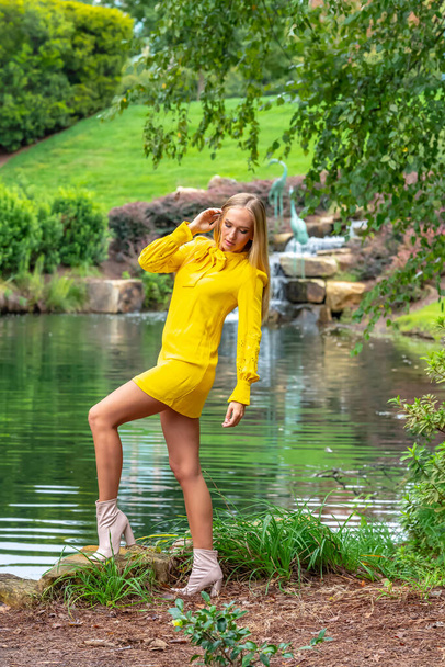 Wspaniała blondynka model pozuje na zewnątrz w jej ubrania jesień - Zdjęcie, obraz
