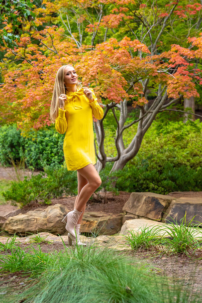 Una hermosa modelo rubia posa al aire libre en su ropa de otoño - Foto, Imagen