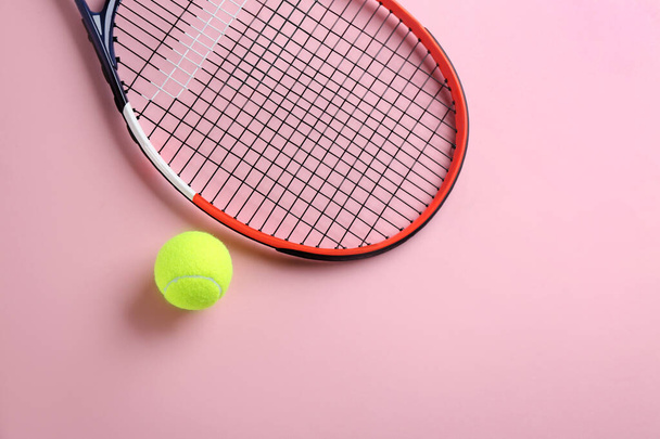 Tennis racket and ball on pink background, flat lay. Space for text - Foto, Imagen