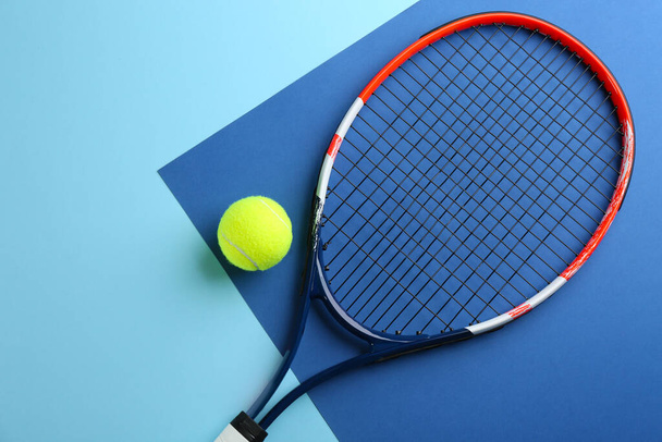 Tennis racket and ball on color background, flat lay. Sports equipment - Φωτογραφία, εικόνα