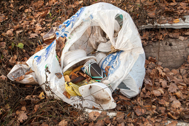 Sacchetto di spazzatura in cellophane bianco come alternativa al bidone della spazzatura nella zona ricreativa. - Foto, immagini