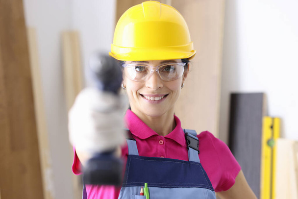 Usmívající se žena stavitel drží vrták detailní - Fotografie, Obrázek