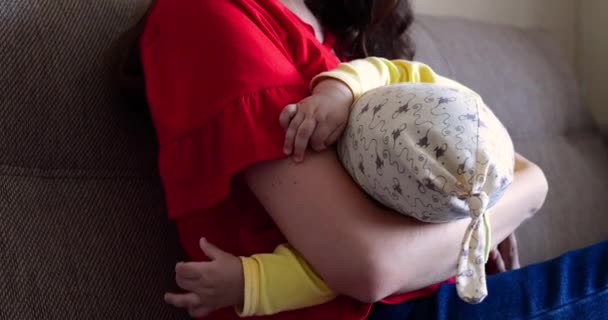madre amamantando al bebé en casa. concepto de maternidad y cuidado de la maternidad. Alegre mamá disfrutar de la lactancia materna - Metraje, vídeo