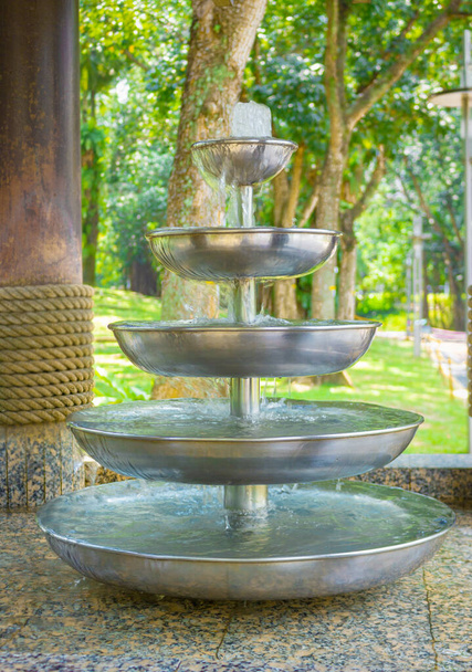 Kaskádová fontána z kovových misek v letním parku v Kuala Lumpur - Fotografie, Obrázek