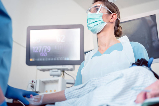 Lekarz podczas kolonoskopii w szpitalu patrząc na ekran - Zdjęcie, obraz