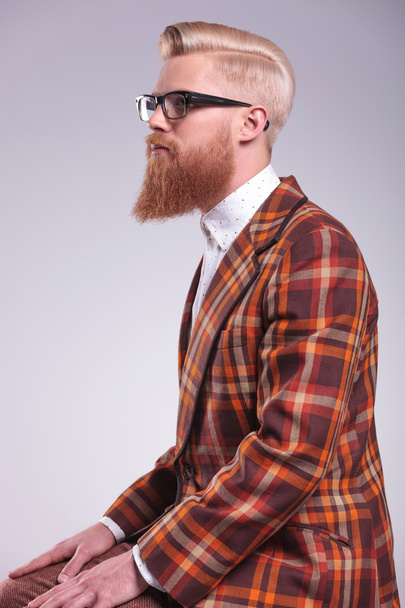 vista lateral de um jovem homem de moda com barba longa
  - Foto, Imagem