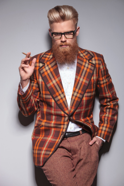hombre de moda seria con barba y buen peinado fumar
  - Foto, imagen