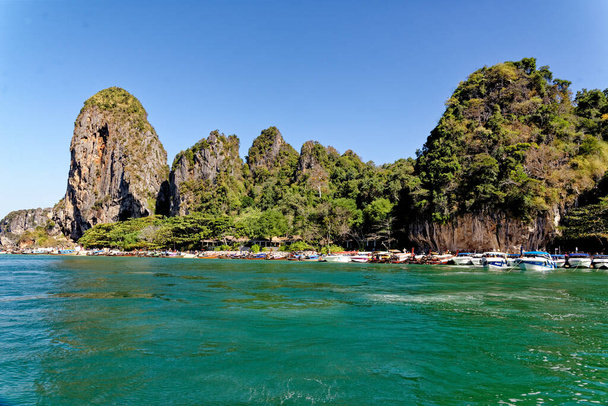 Spiaggia di Phra Nang, Railay, provincia di Krabi, Thailandia: barche a coda lunga e Princess Cave - Destinazione di viaggio - 25 gennaio 2020 - Foto, immagini