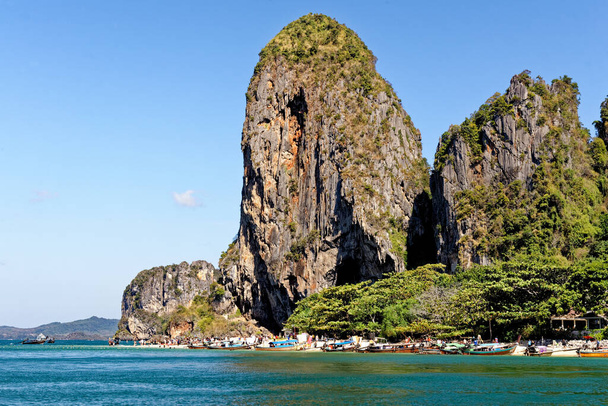 Spiaggia di Phra Nang, Railay, provincia di Krabi, Thailandia: barche a coda lunga e Princess Cave - Destinazione di viaggio - 25 gennaio 2020 - Foto, immagini
