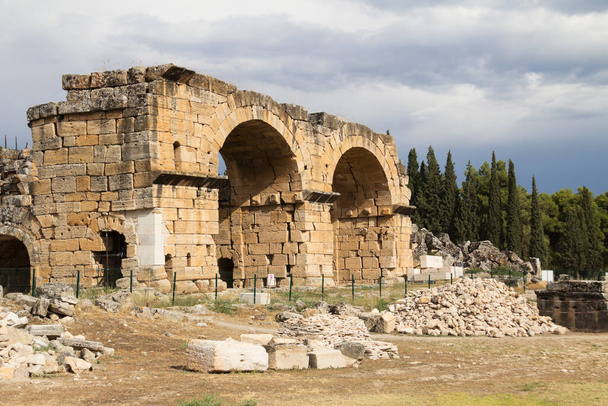 Ρωμαϊκή Βασιλική Μπάνιο στην Πρώιμη Χριστιανική Εποχή μετατράπηκε σε εκκλησία. Τοποθεσία Hierapolis, Pamukalle, Τουρκία. - Φωτογραφία, εικόνα