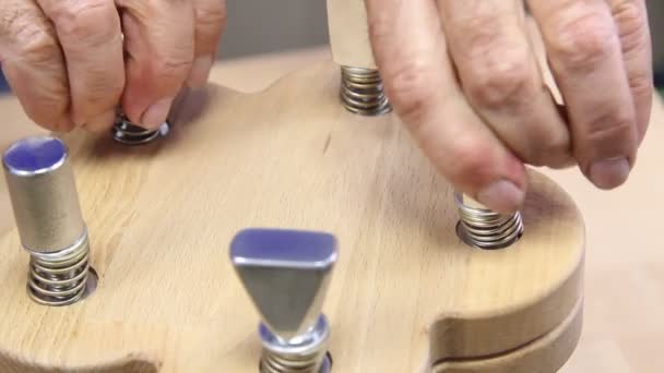 Primo piano di un anziano mans mano è impegnata in esercizi di riabilitazione mano  - Filmati, video