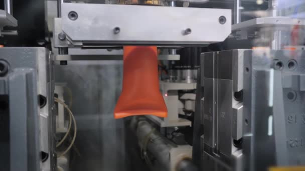 Automatische Blasformmaschine: Herstellung leerer orangefarbener Plastikkanister - Filmmaterial, Video