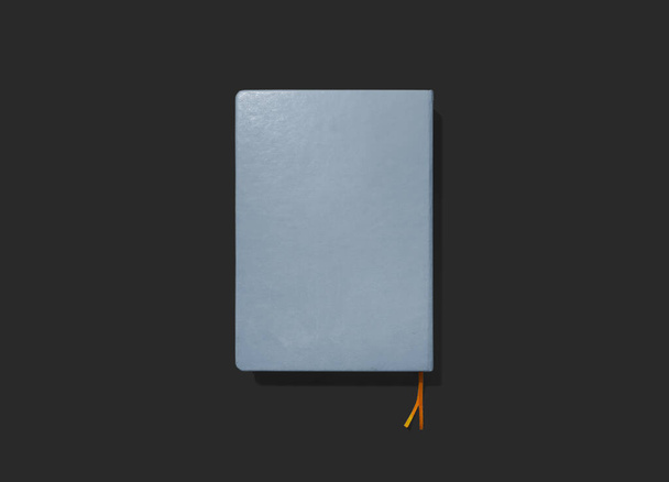 blocco note chiuso blu con segnalibro su sfondo nero, modello, posto per testo - Foto, immagini
