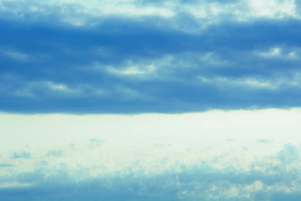 Hermoso cielo aireado con jugosas nubes azules jóvenes - Foto, Imagen
