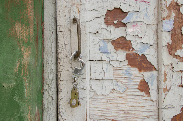 menottes en fer accrochées à la poignée de porte dans la rue - Photo, image