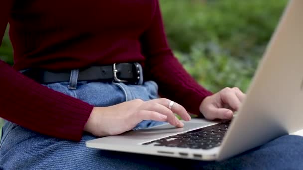 Las manos femeninas de la joven empresaria mientras trabaja con el portátil al aire libre - Metraje, vídeo