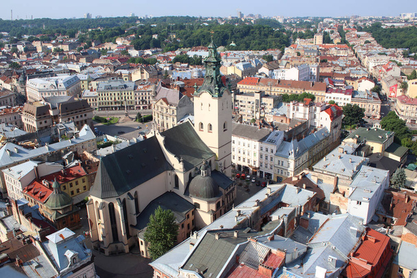 Vista da altura da Câmara Municipal para os edifícios antigos e telhados de Lviv. Ucrânia. Arquitectura europeia. Monumentos arquitectónicos. Catedral Latina - Foto, Imagem