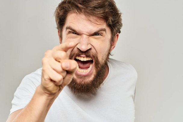человек в белой футболке эмоции выражения жеста с руками обрезанный вид светлый фон - Фото, изображение