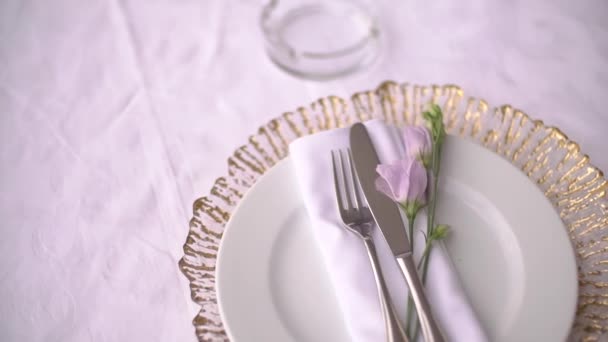 ajuste de mesa em um banquete de casamento decorado com flores lisianthus - Filmagem, Vídeo