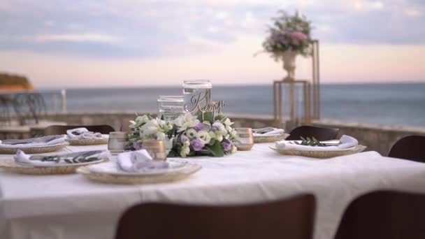 décor de table lors d'un banquet de mariage décoré de fleurs - Séquence, vidéo