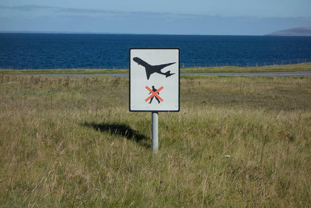 attenzione segnale di avvertimento del traffico aereo vicino alla pista in un campo d'aviazione - Foto, immagini
