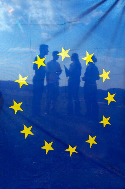 Obywatele UE z niebieską flagą Unii Europejskiej z żółtymi gwiazdkami - Zdjęcie, obraz
