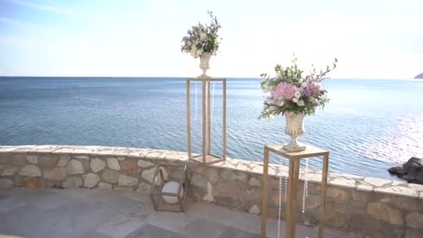 addobbi per matrimoni con stand, ciondoli in vetro e vasi con fiori - Filmati, video