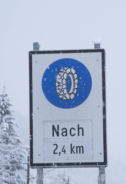 雪の鎖冬の山の交通標識 - 写真・画像