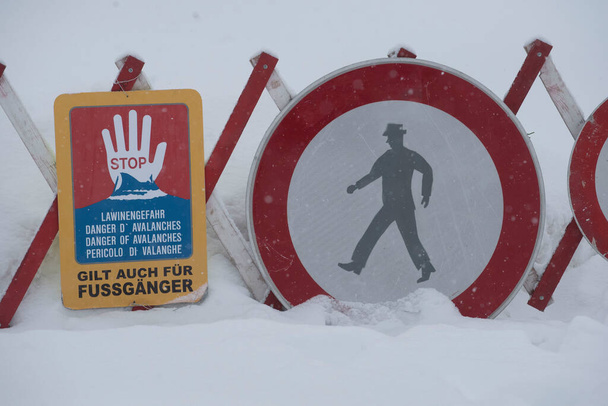 冬の雪景色の中で雪崩警報標識の危険性 - 写真・画像