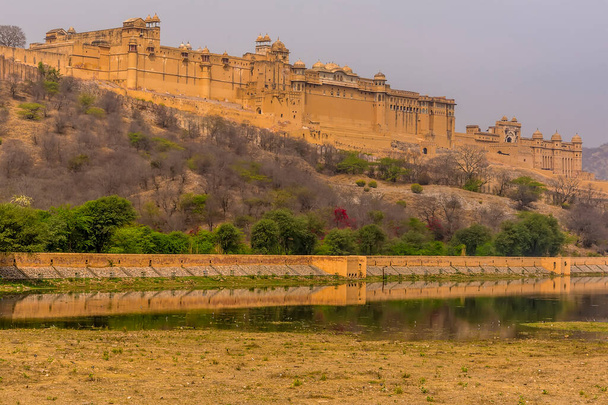 Pohled na jižní konec jezera Maotha v Jaipuru, Rajasthan, Indie - Fotografie, Obrázek