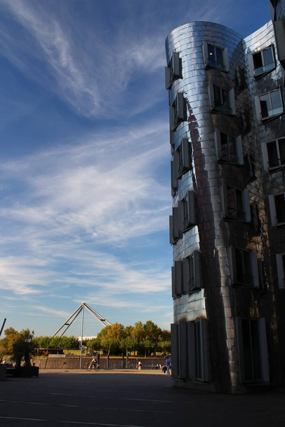 Słynne budynki w Media Harbor w Dusseldorfie / Szczegóły budynku / Elewacja budynku metalowego - Zdjęcie, obraz
