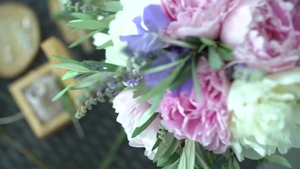 le bouquet de mariées est sur la table, à côté sont des alliances dans une boîte à bijoux et accessoires - Séquence, vidéo