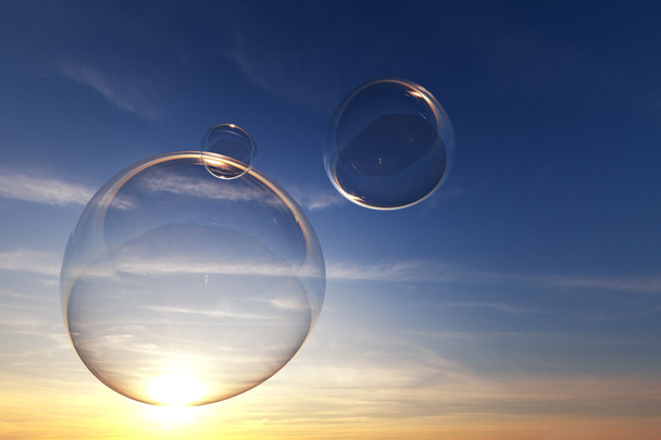 Burbujas de jabón en el cielo con puesta de sol
 - Foto, imagen