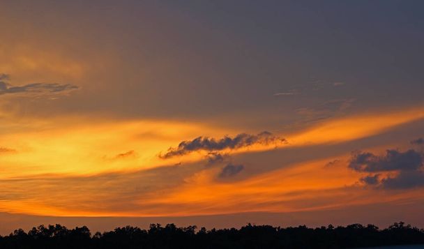 Πολύχρωμα χρυσά σύννεφα στον ουρανό φόντο σούρουπο - Φωτογραφία, εικόνα