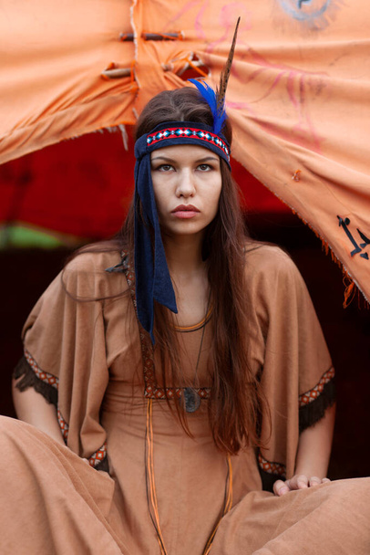 Lähemmäs muotokuva kaunis tyttö. Intialainen nainen perinteisessä mekko teltassa, etsii sivulta, istuu alas. - Valokuva, kuva
