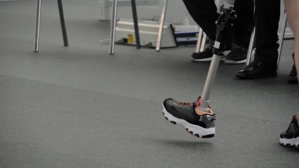 Homem com deficiência com prótese de perna andando na frente do júri na competição - Filmagem, Vídeo