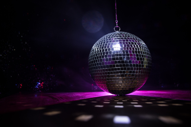 Барвистий диско-дзеркальний м'яч запалює нічний клубний фон. Вечірка запалює диско-кулю. Вибірковий фокус
 - Фото, зображення