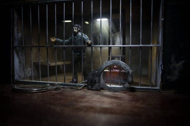 Έννοια εκτέλεσης. Μικρογραφία θανατικής ποινής σε παλιά φυλακή. Παλιές φυλακές κλειδώνουν κελιά. Δημιουργική διακόσμηση έργων τέχνης. Τρομοκρατική άποψη του μοντέλου κλίμακας Γκιλοτίνα στο σκοτάδι - Φωτογραφία, εικόνα