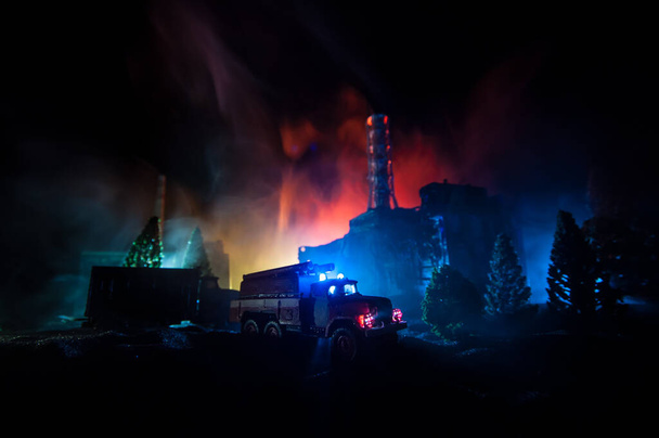 Творческое художественное оформление. Чернобыльская АЭС ночью. Размещение Чернобыльской станции во время взрыва ядерного реактора. Пожарные на работе. Селективный фокус - Фото, изображение